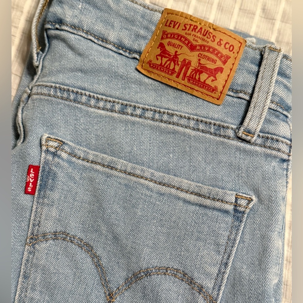 725 HIGH RISE BOOTCUT Levi's Women's Jeans - Light Wash